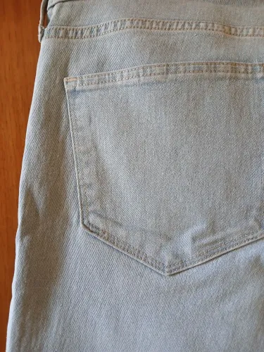 Calça jeans semi nova,tamanho M,fino acabamento, comprada na Inglaterra