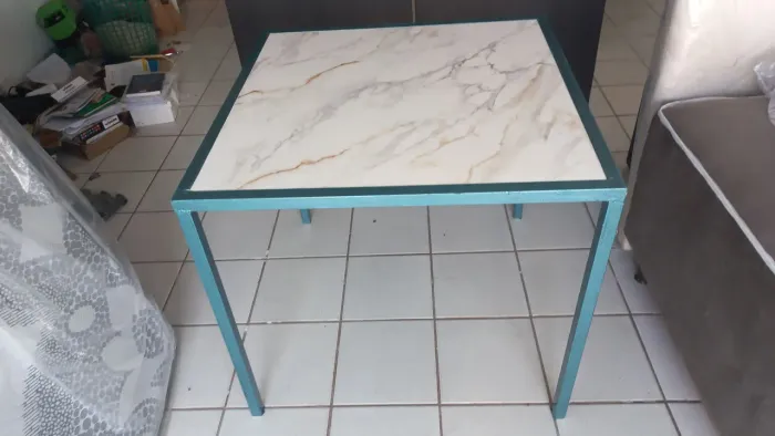 Mesa com tampo de porcelanato 