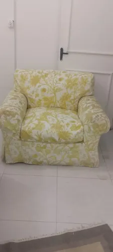 2 poltronas estofadas na cor cru com capas floral em tons de amarelo. super confortaveis