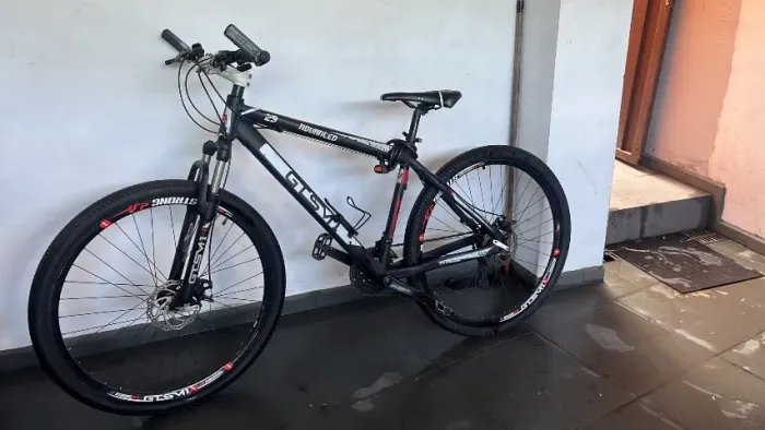 GTS M1 aro 29 com freio a disco semi nova