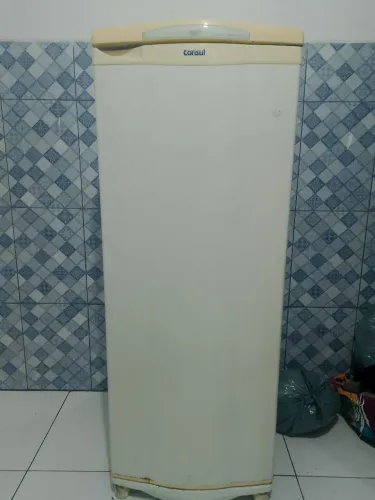 Uma geladeira funcionando perfeitamente boa pra um casal ou um solteiro 
