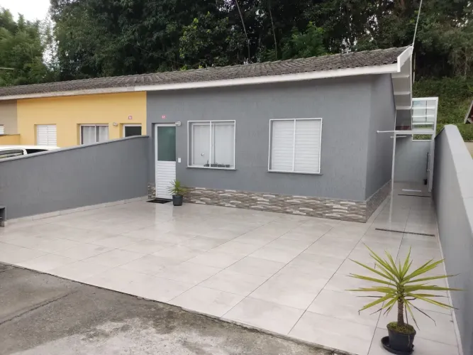 LINDA CASA TERREA CONDOMINIO 2 QUARTOS ESPAÇO GOURMET CHURRASQUEIRA GARAGEM 3 CARROS SUZAN
