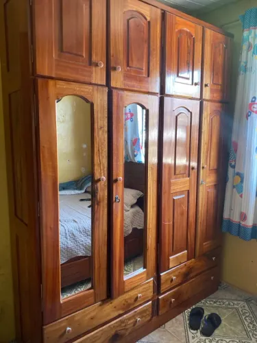 Guarda roupa de madeira