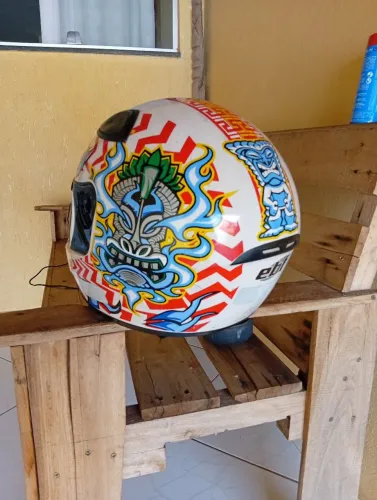 Vendo capacete muito top e muito conservado, falta apenas a viseira 