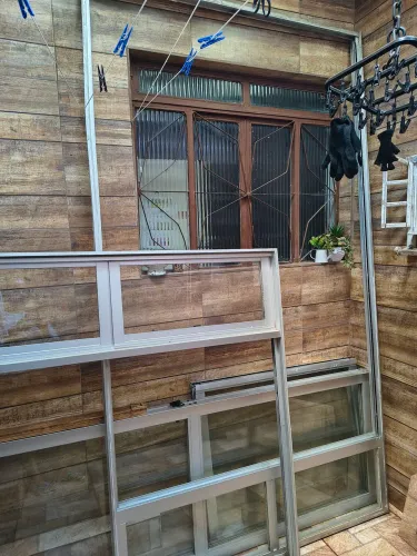 Porta de alumínio de correr duas folhas com vitro, e janela alumínio