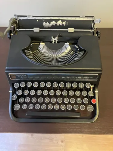 Máquina de escrever Olivetti - Itália