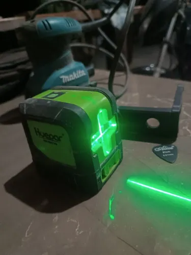 Nível a laser e lixadeira