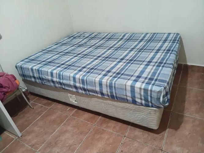 Cama casal box e colchão de molas.