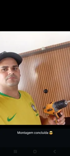 Gustavo montando de móveis
