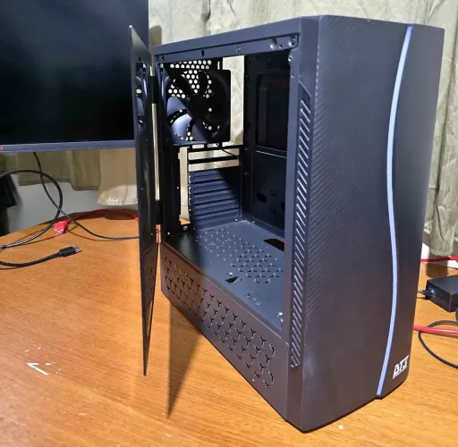 Gabinete gamer com lateral em acrílico preto LEDs com RGB frontal controlável