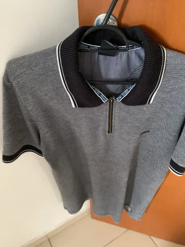 Camisa polo zíper colcci cinza e preta tamanho P