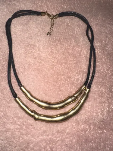 Colar camadas canoa dourado com cordão de couro artesanal 