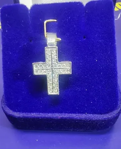 Pingente Cruz Ouro Branco18 Kilates Pedras Diamantes 0.5 mm Peso 3.24 Gramas Tamanho 18 mm