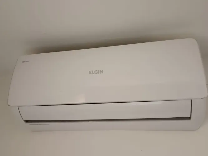 Duas evaporadoras de ar-condicionado