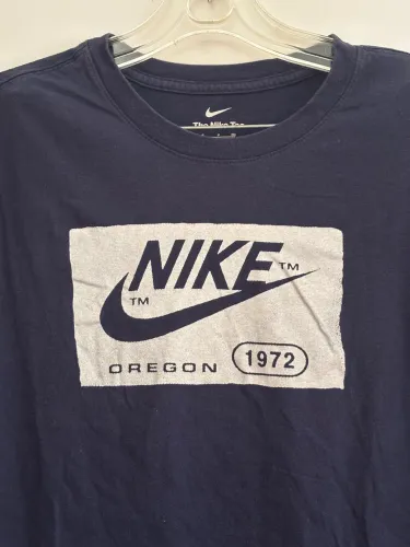 Camiseta Masculina Nike Sportswear Circa "Oregon 1972"