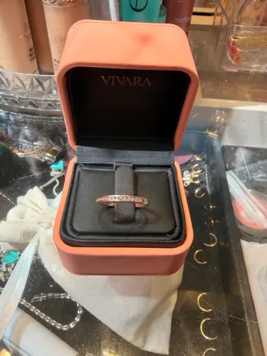 Meia aliança ouro rosé e Diamantes