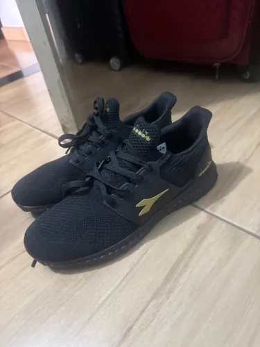 Tênis preto da diadora 