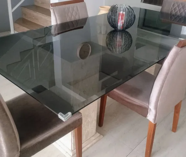 Mesa com tampo de vidro