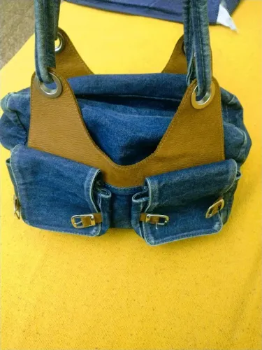 Bolsa jeans com detalhes em couro 