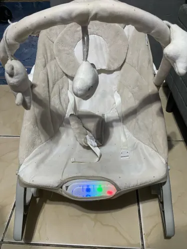 Cadeirinha de balanço e macacão