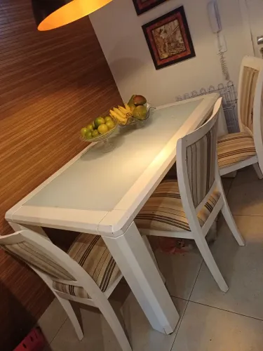 Mesa com seis cadeiras