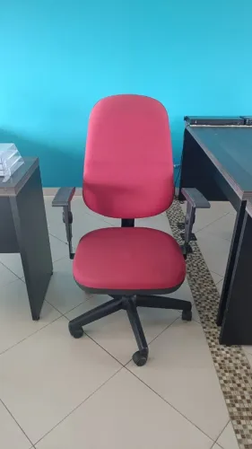 Cadeira de escritório presidente giratória com braços reguláveis.