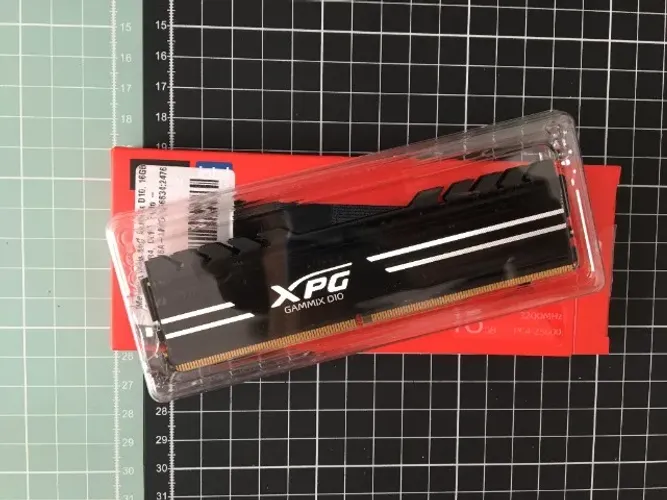Memória RAM XPG Gammix D10 16GB 3200MHz DDR4 (Apenas Retirada)