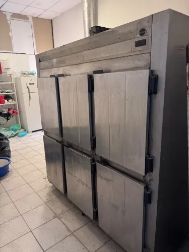 geladeira / refrigerador comercial vertical em aço inox de 6 portas cegas