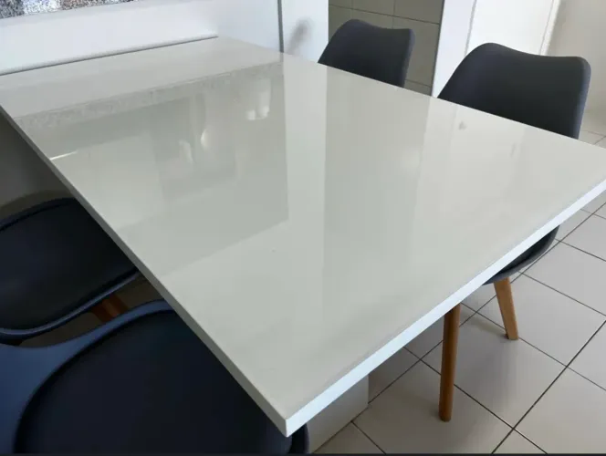 Mesa em mdf branco e tampo em vidro jateado