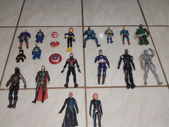 Vendo coleção de brinquedos da Marvel e DC 