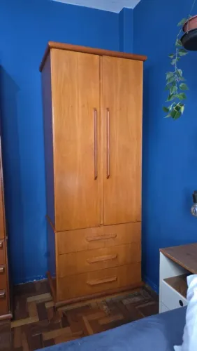Armário Guarda-roupa de Madeira