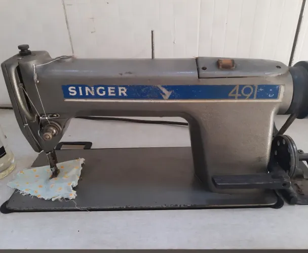Vendo Máquina de costura industrial Singer toda de ferro.