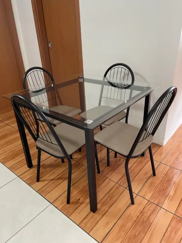 Mesa com quatro cadeiras