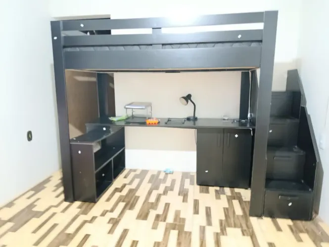 Cama Alta com Mesa