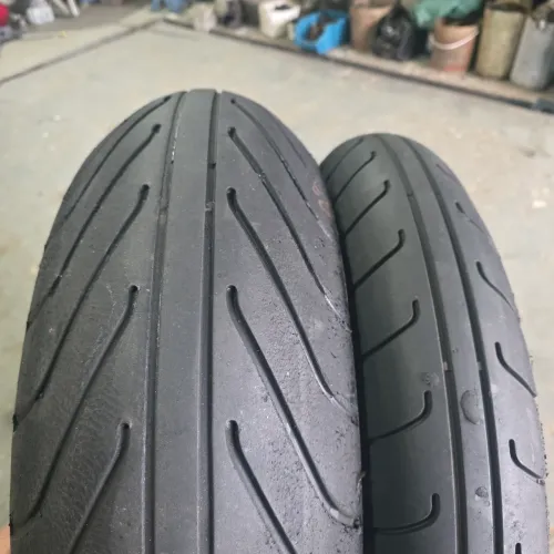 Par de pneu chuva pirelli 190 e 120 selo superbike