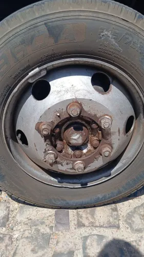 Pneu com Roda da Mercedinha 710