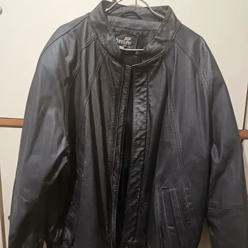 Vendo jaqueta em couro legítimo,gola alta estilo Bomber ,em excelente estado ,uma barbada.