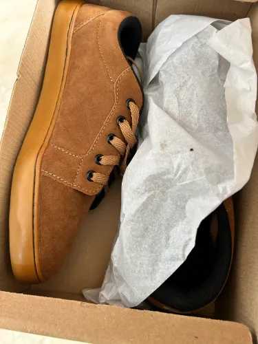 Três tenis com valor de um.