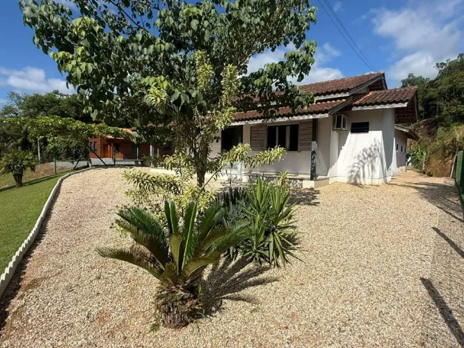 Excelente Sítio com Casa de Alto Padrão e Ampla Área Externa Urbanizada