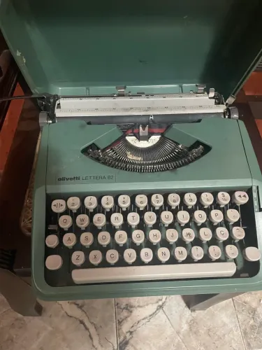 Máquina de escrever Olivetti Lettera 82