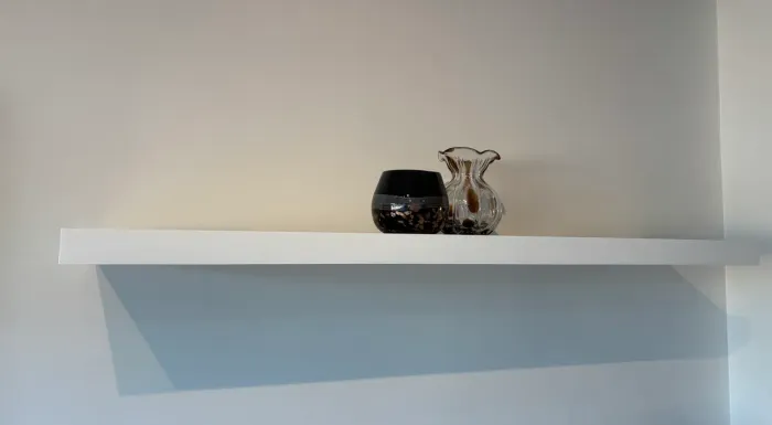 Prateleira em marcenaria - suporte invisível.