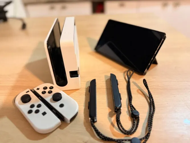Nintendo Switch OLED com acessórios cabos e Dock