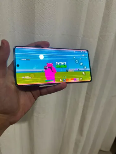 Galaxy S10 lite com detalhe na tela.