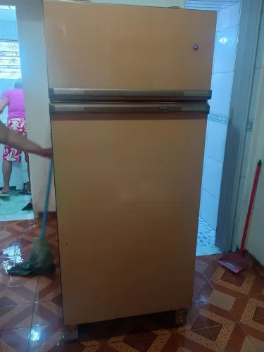Geladeira gelando e congelando muito bem