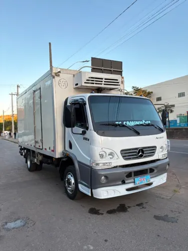 M. Benz Accelo 915 - baú refrigerado