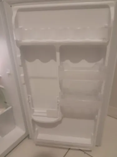 Frigobar Eletrolux 122 L 1 ano de uso gela muito bem.