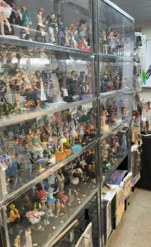 Vendo estantes de aço desmontáveis com 6 bandejas e vitrine de acrílico 