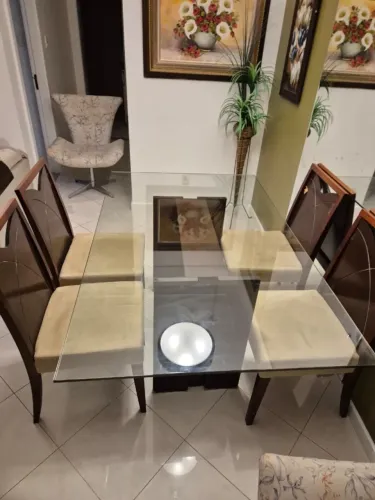 Mesa para 6 lugares + 4 cadeiras
