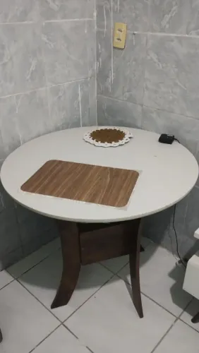 Mesa - sem cadeiras.