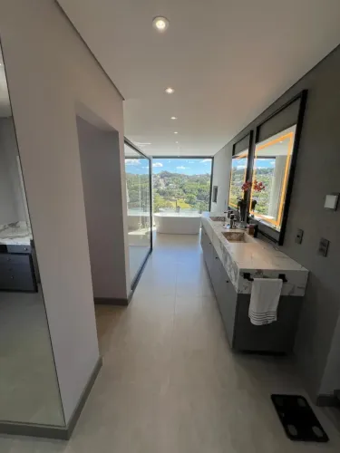 MANSÃO CONTEMPORÂNEA DE ALTO PADRÃO NO DESEJADO CONDOMÍNIO ALPHAVILLE GRAMADO